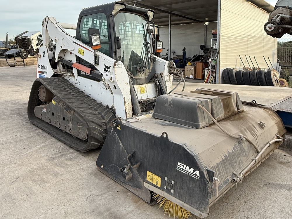 Pala cingolata Bobcat con spazzatrice SIMA