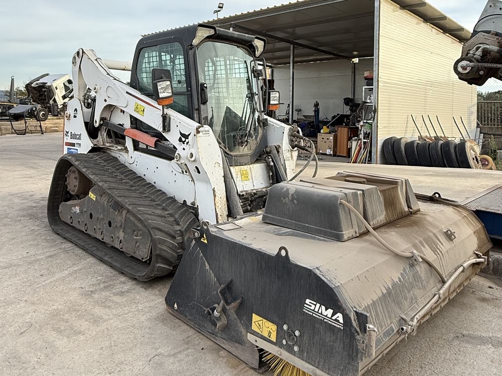 Pala cingolata Bobcat con spazzatrice SIMA
