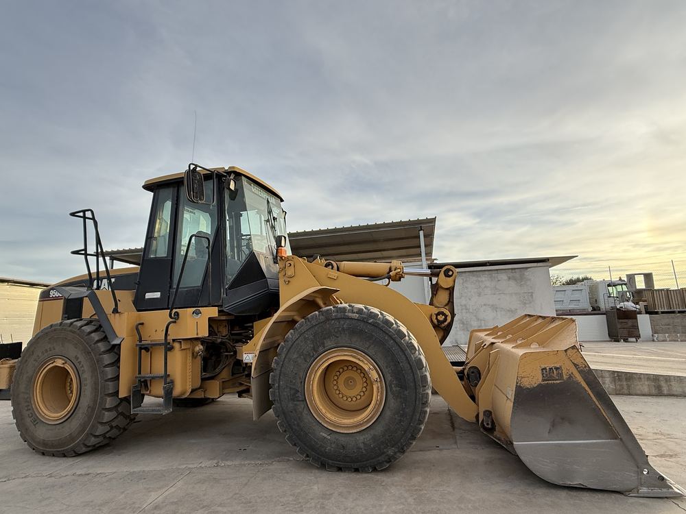 Pala gommata CAT 950G vista di lato con la benna a terra