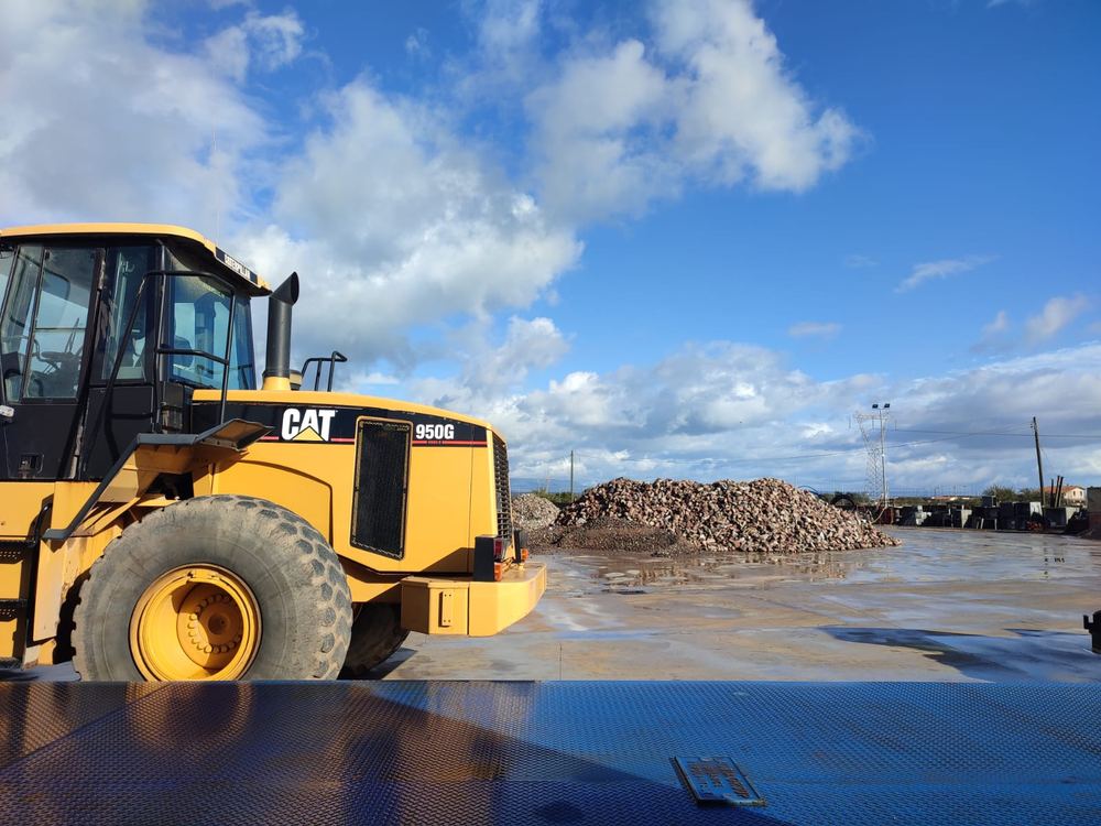 Pala gommata CAT 950G sul piazzale dell'impianto