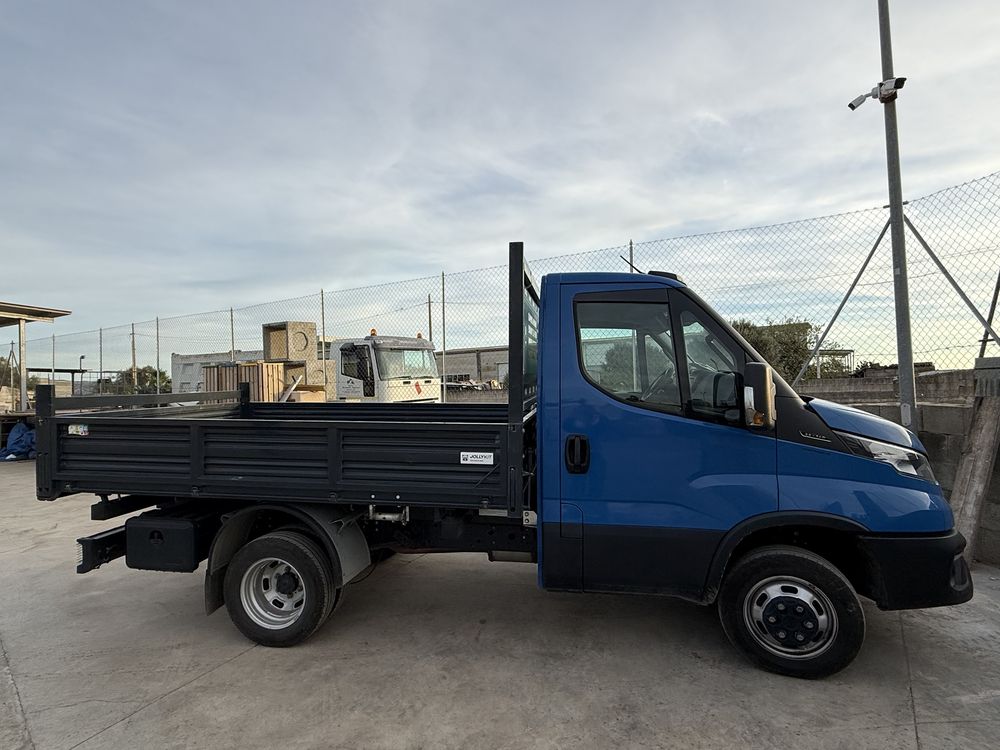 Autocarro Iveco Daily blu con cassone ribaltabile