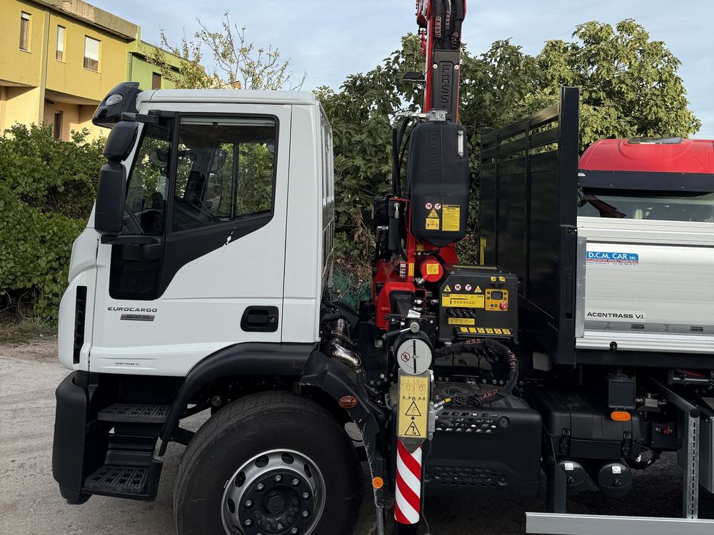 Autocarro Iveco Eurocargo bianco con gru Fassi rossa