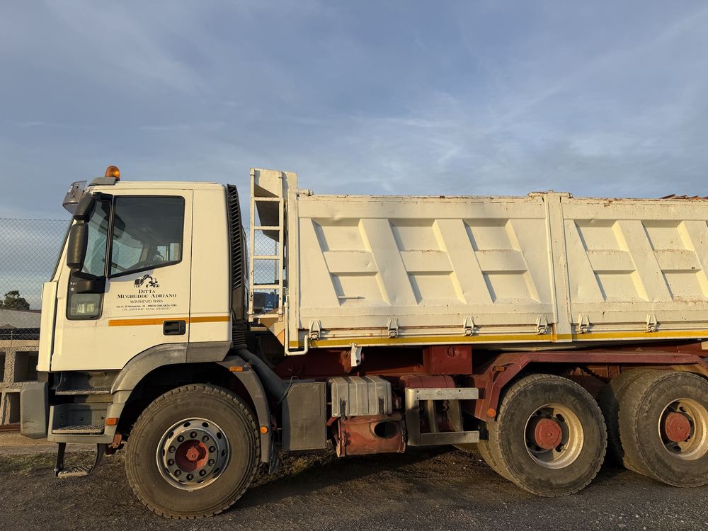 Autocarro ribaltabile Iveco bianco