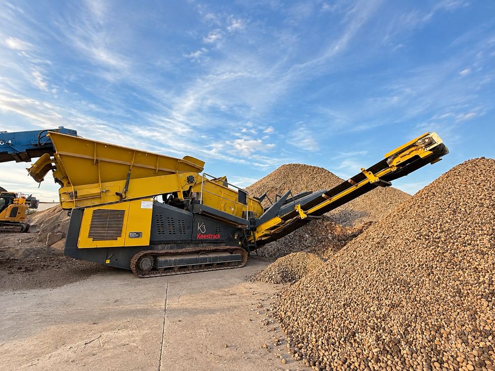 Vaglio mobile Keestrack K3 giallo con nastro trasportatore