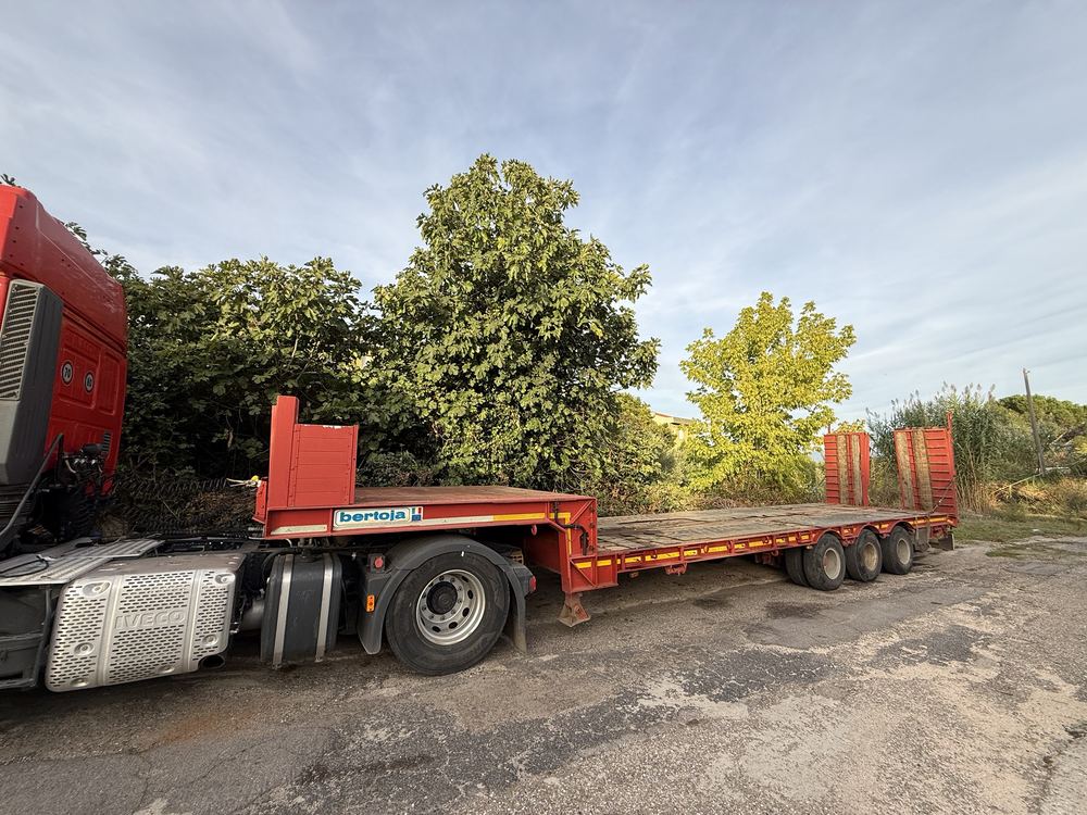 Trattore Iveco rosso con semirimorchio ribassato Bertoja