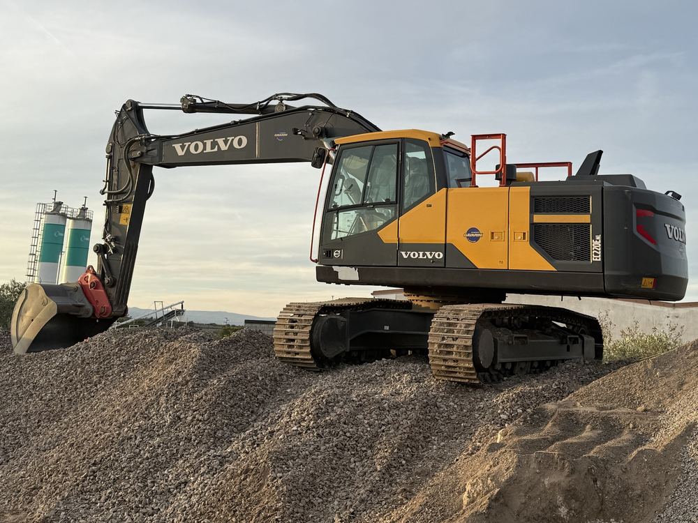 Escavatore Volvo EC220E su un cumulo di ghiaia